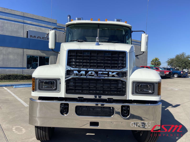 Exterior full front view for this 2025 Mack Pinnacle PI64 (Stock number: SM017533)