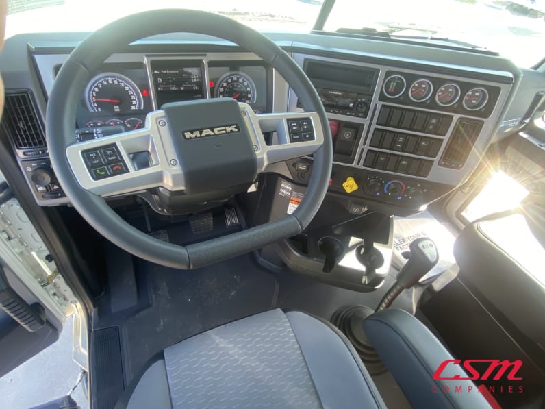 Interior dash for this 2025 Mack Pinnacle PI64 (Stock number: SM017533)