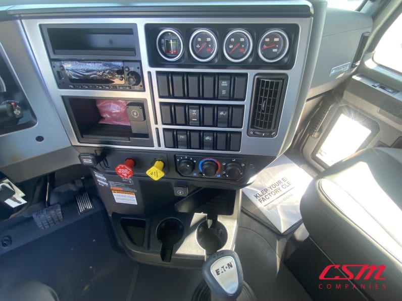 Interior radio and navigation system for this 2025 Mack Pinnacle PI64 (Stock number: SM017533)