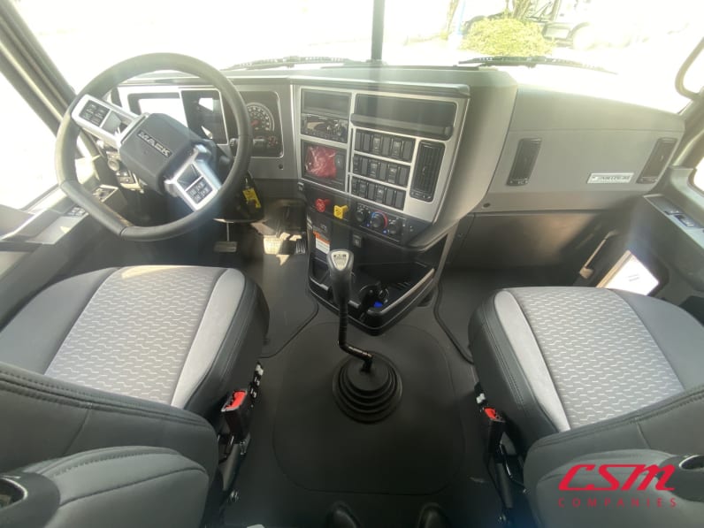 Interior cockpit for this 2025 Mack Anthem ANT64 (Stock number: SM050967)