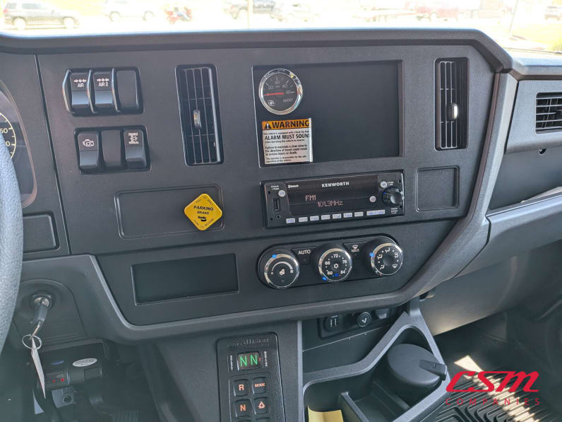 Interior radio and navigation system for this 2025 Kenworth T280 (Stock number: SM138599)Weeee