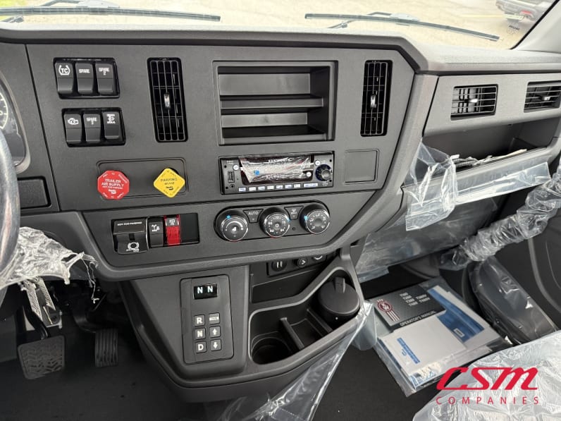 Interior radio and navigation system for this 2025 Kenworth T280 (Stock number: SM153865)Weeee