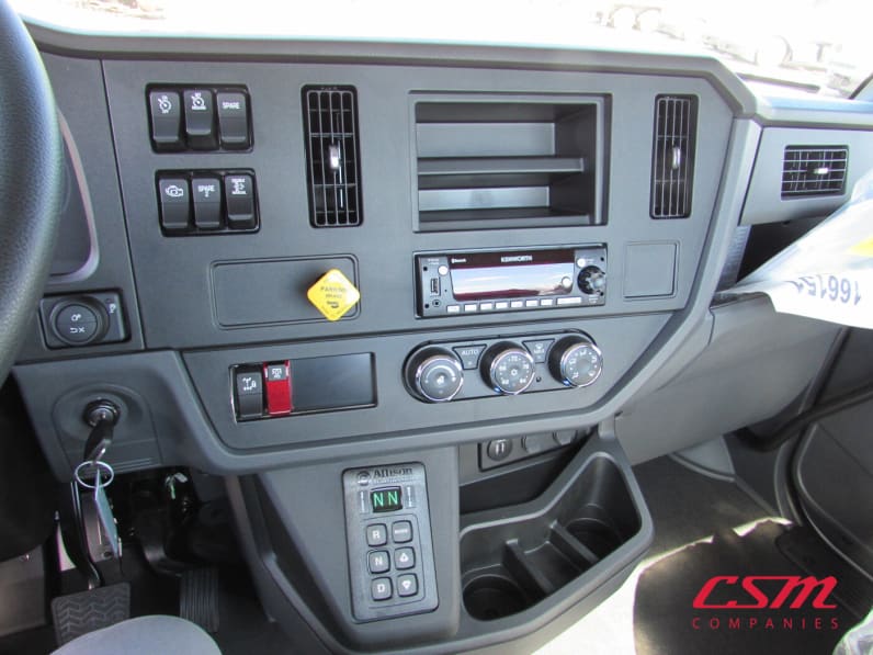 Interior radio and navigation system for this 2025 Kenworth T280 (Stock number: SM166151)