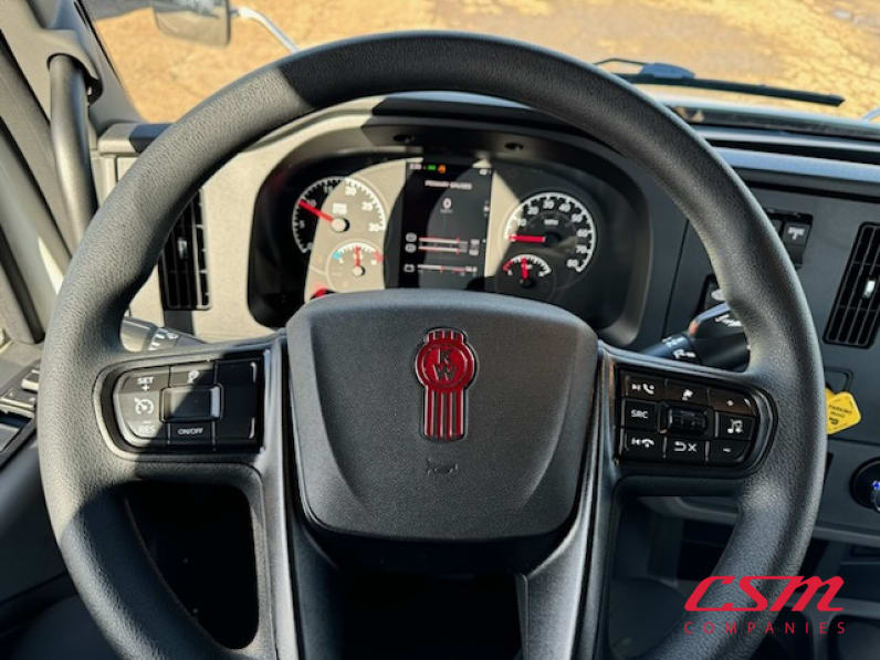 Interior steering wheel for this 2025 Kenworth T280 (Stock number: SM169875)Weeee