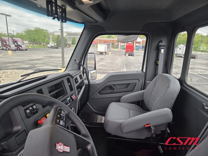 Interior cockpit for this 2025 Kenworth T480 (Stock number: SM169877)Weeee