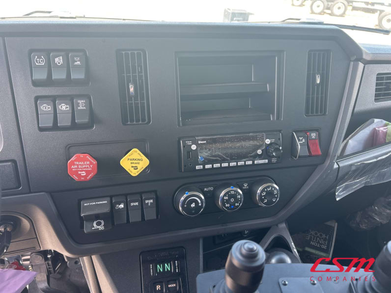 Interior radio and navigation system for this 2025 Kenworth T480 (Stock number: SM177607)Weeee