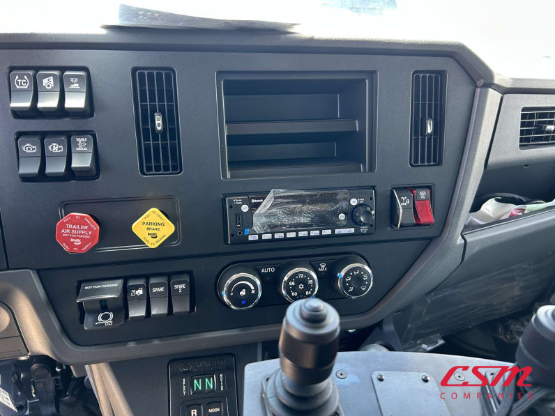 Interior radio and navigation system for this 2025 Kenworth T480 (Stock number: SM177614)Weeee