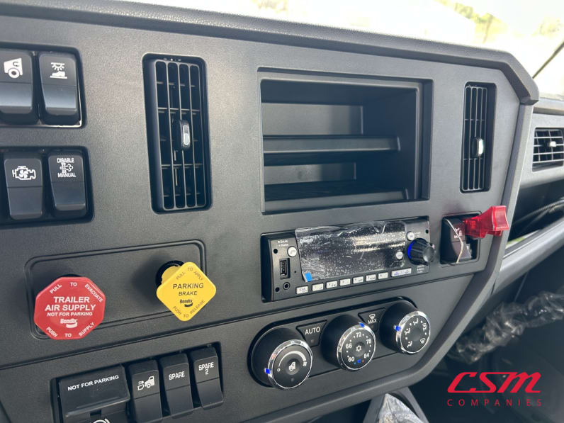 Interior radio and navigation system for this 2025 Kenworth T480 (Stock number: SM177619)Weeee