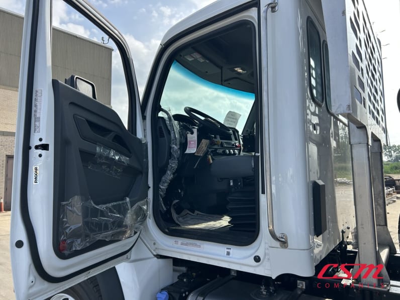 Drivers side door open for this 2025 Kenworth T480 (Stock number: SM177622)Weeee