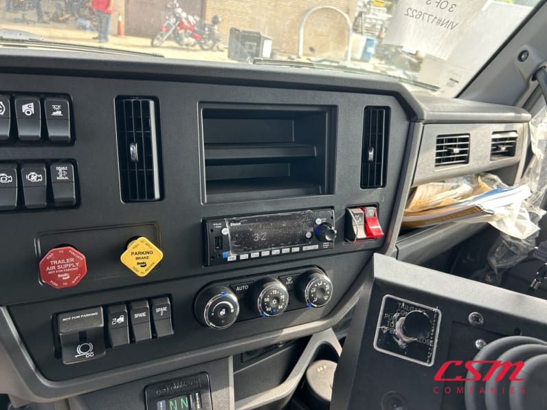 Interior radio and navigation system for this 2025 Kenworth T480 (Stock number: SM177622)Weeee
