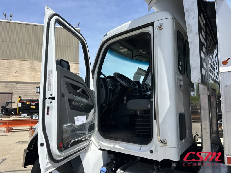 Drivers side door open for this 2025 Kenworth T480 (Stock number: SM177627)Weeee