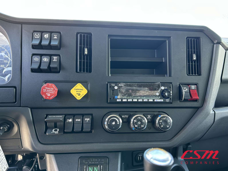 Interior radio and navigation system for this 2025 Kenworth T480 (Stock number: SM177628)Weeee