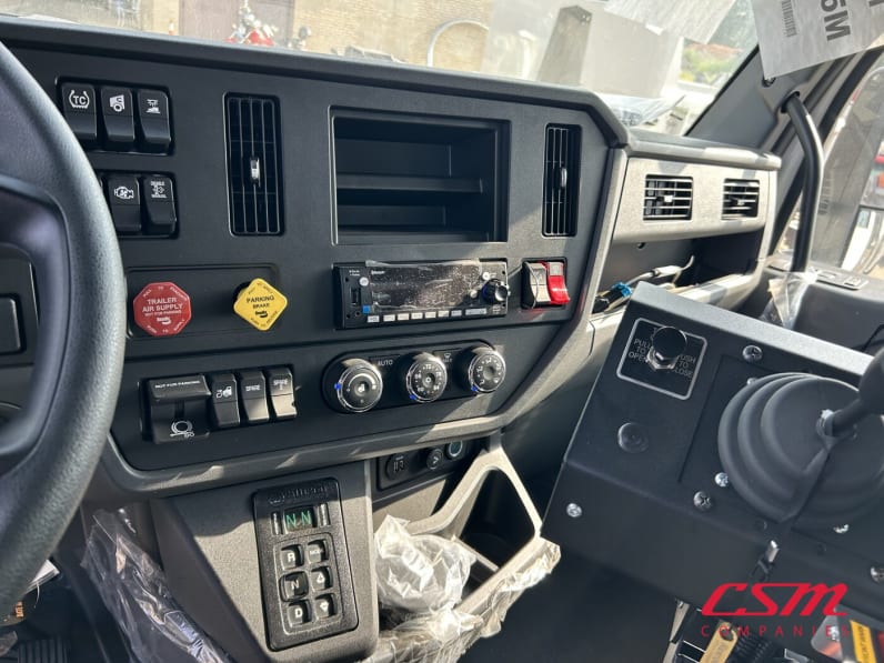 Interior radio and navigation system for this 2025 Kenworth T480 (Stock number: SM177631)Weeee