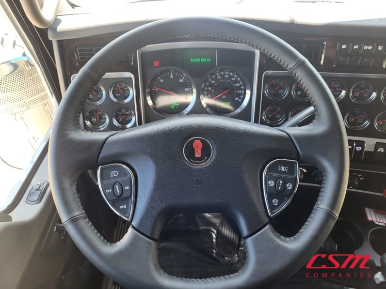 Interior steering wheel for this 2025 Kenworth W900L (Stock number: SR177262)