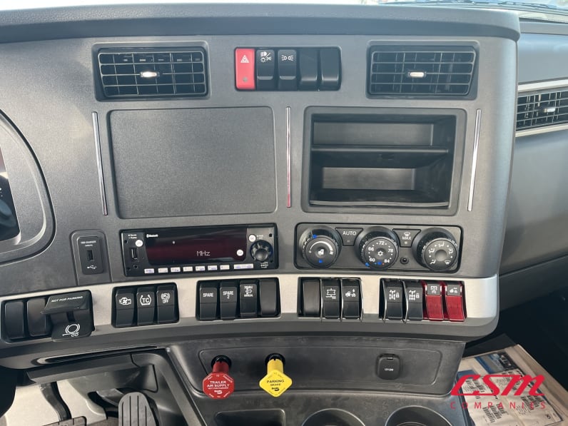Interior dash for this 2026 Kenworth T880 (Stock number: TF195789)