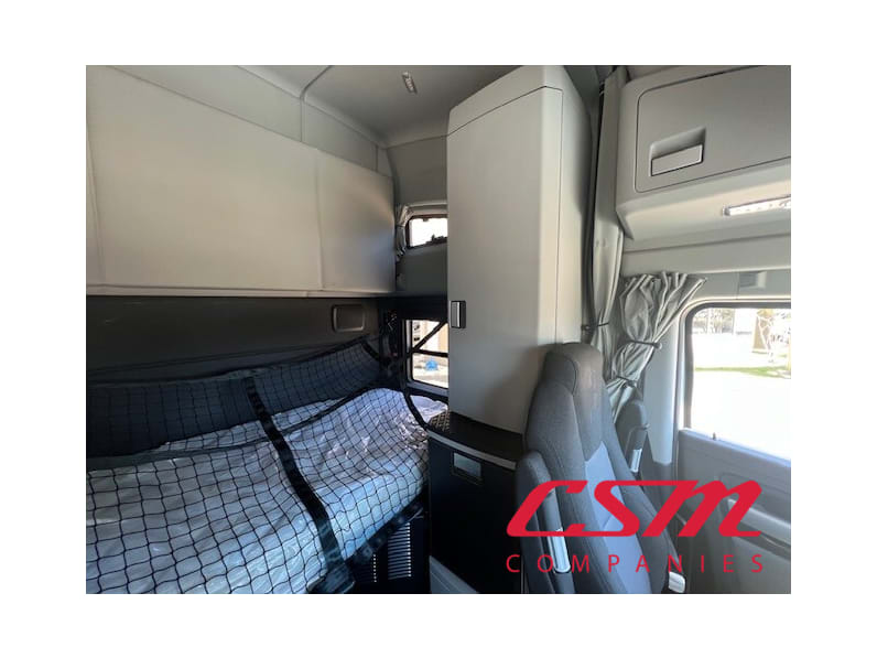 Interior driver side sleeper for this 2026 Kenworth T680 (Stock number: TF219171)