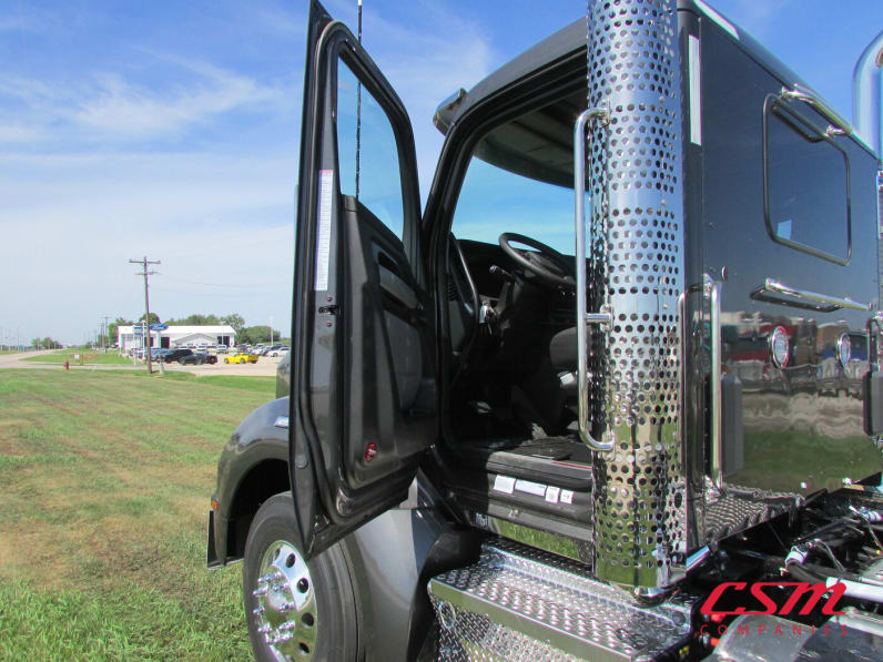 Drivers side door open for this 2026 Kenworth T880 (Stock number: TF219863)