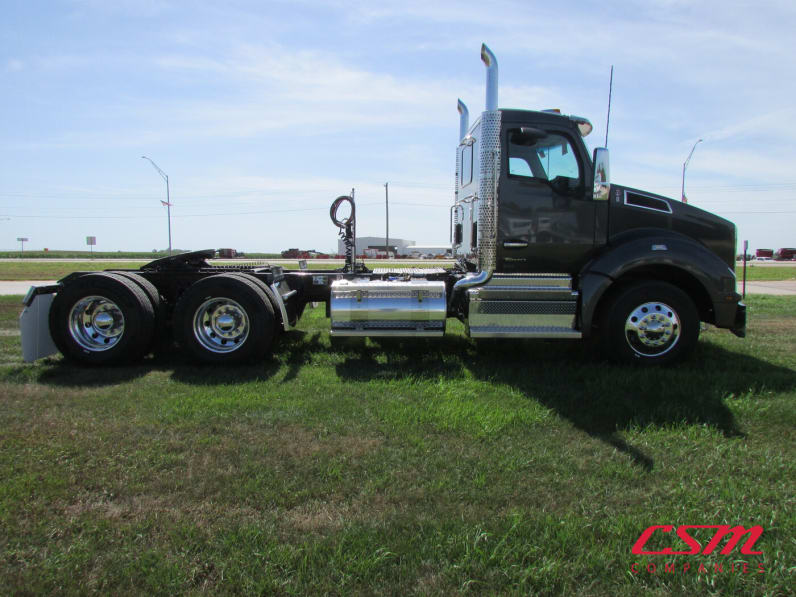 Exterior full passenger side for this 2026 Kenworth T880 (Stock number: TF219863)