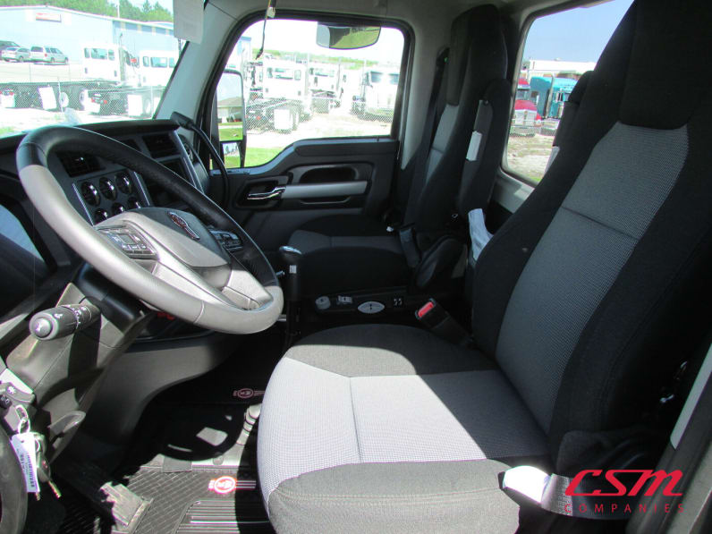 Interior seats for this 2026 Kenworth T880 (Stock number: TF219863)