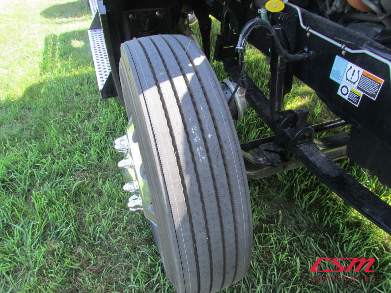 Passenger side front tire tread for this 2026 Kenworth T880 (Stock number: TF219863)
