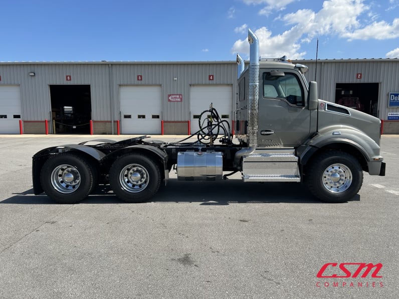 Exterior full passenger side for this 2026 Kenworth T880 (Stock number: TF219872)