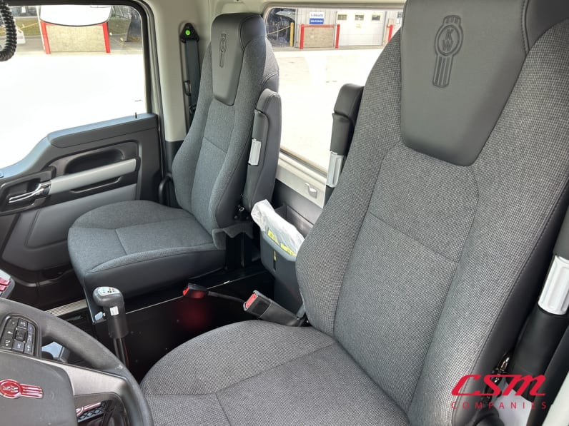 Interior seats for this 2026 Kenworth T880 (Stock number: TF219872)