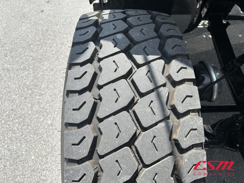 Passenger side front tire tread for this 2026 Kenworth T880 (Stock number: TF219872)