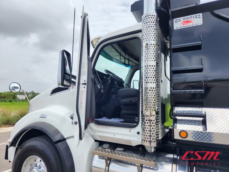 Drivers side door open for this 2026 Kenworth T880 (Stock number: TJ197973)