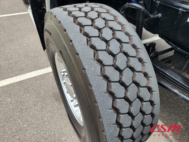 Passenger side front tire tread for this 2026 Kenworth T880 (Stock number: TJ197973)