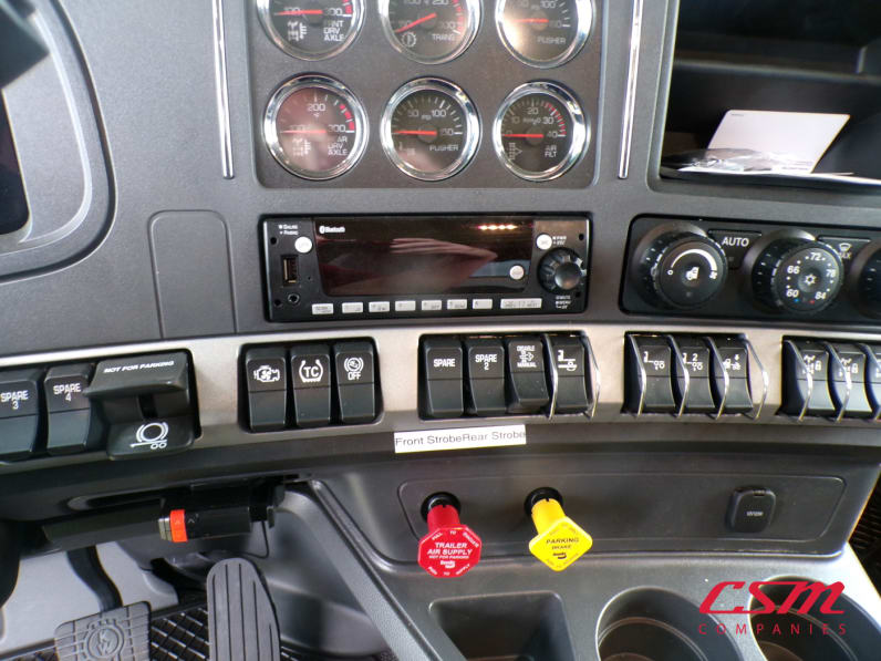 Interior radio and navigation system for this 2026 Kenworth T880 Short Hood (Stock number: TJ206864)