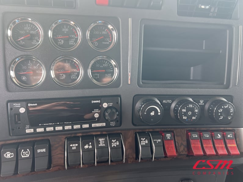 Interior radio and navigation system for this 2026 Kenworth T880 (Stock number: TJ208414)