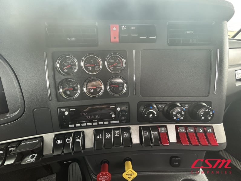 Interior radio and navigation system for this 2026 Kenworth T880 (Stock number: TJ208422)