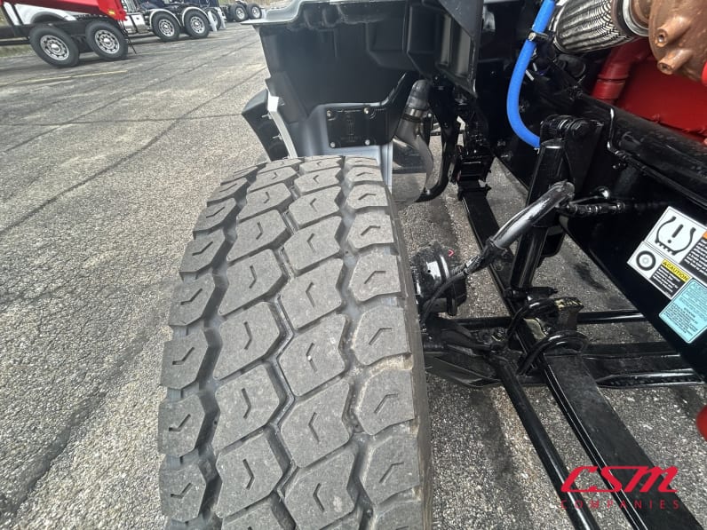 Passenger side front tire tread for this 2026 Kenworth T880 (Stock number: TJ208422)