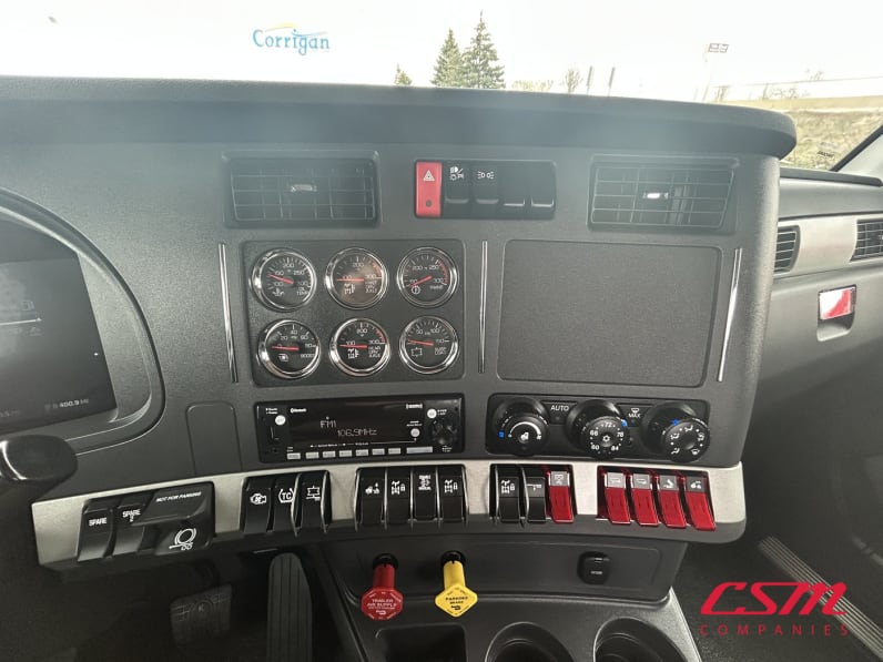 Interior radio and navigation system for this 2026 Kenworth T880 (Stock number: TJ208423)