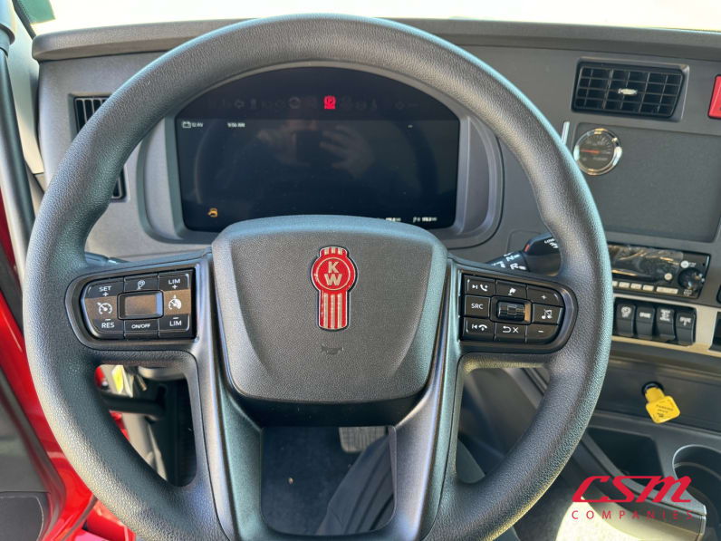 Interior steering wheel for this 2026 Kenworth T880 (Stock number: TJ208937)Weeee