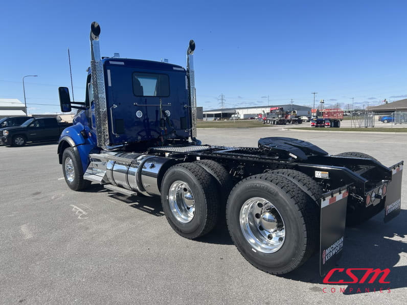 Exterior rear driver side for this 2026 Kenworth T880 (Stock number: TJ210605)