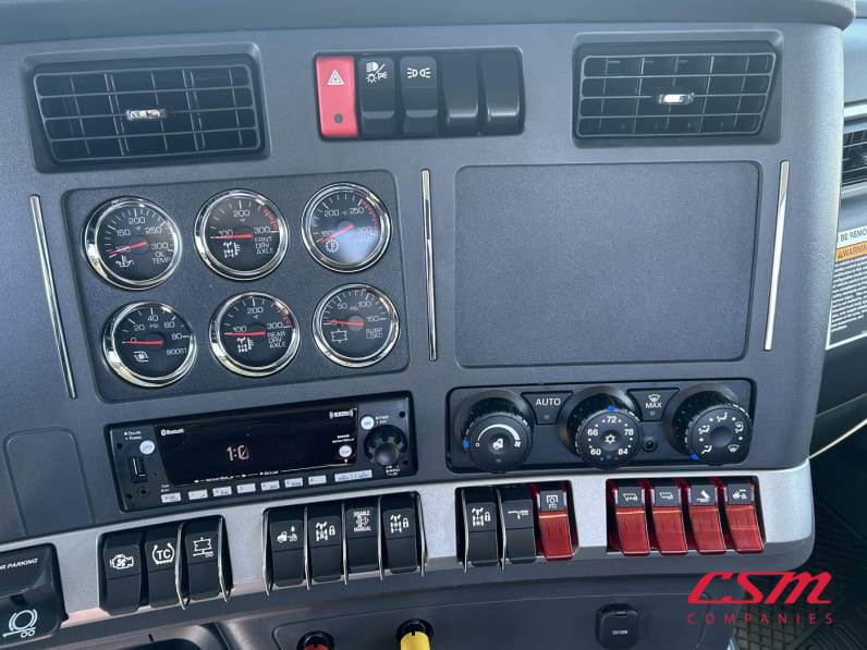 Interior radio and navigation system for this 2026 Kenworth T880 (Stock number: TJ210605)