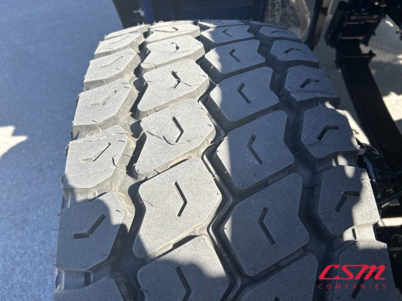 Passenger side front tire tread for this 2026 Kenworth T880 (Stock number: TJ210605)
