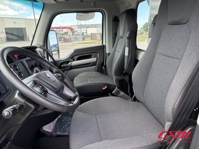 Interior seats for this 2026 Kenworth T880 (Stock number: TJ211060)