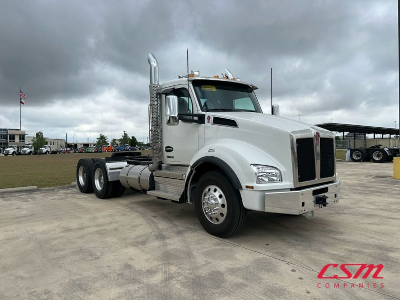 Exterior front passenger side for this 2026 Kenworth T880 (Stock number: TJ212210)Weeee