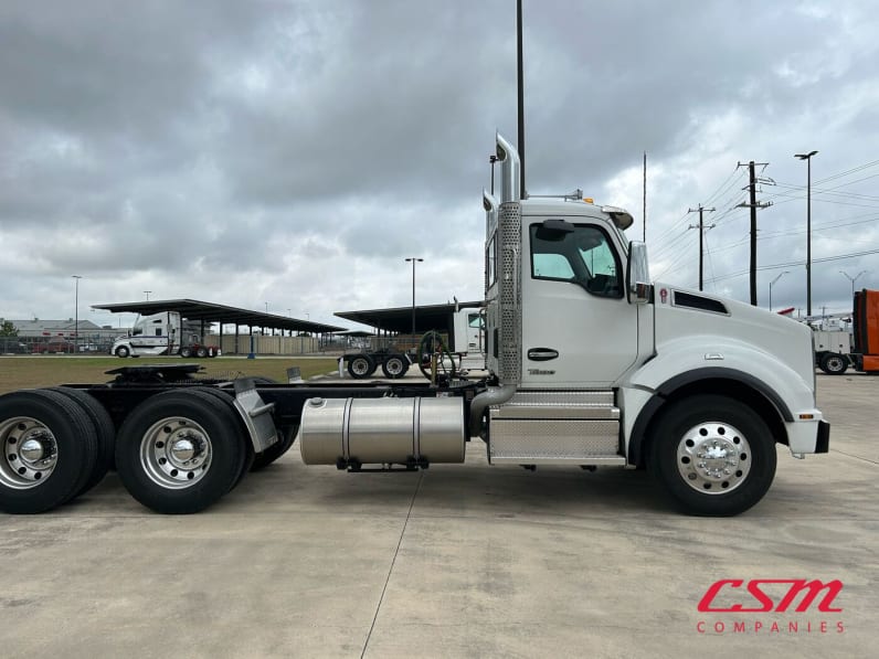 Exterior full passenger side for this 2026 Kenworth T880 (Stock number: TJ212210)Weeee