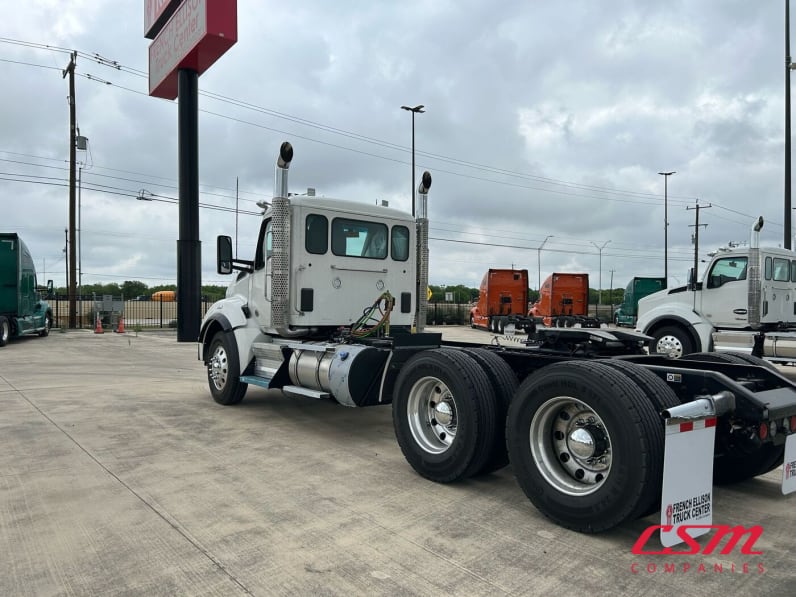 Exterior rear driver side for this 2026 Kenworth T880 (Stock number: TJ212210)Weeee