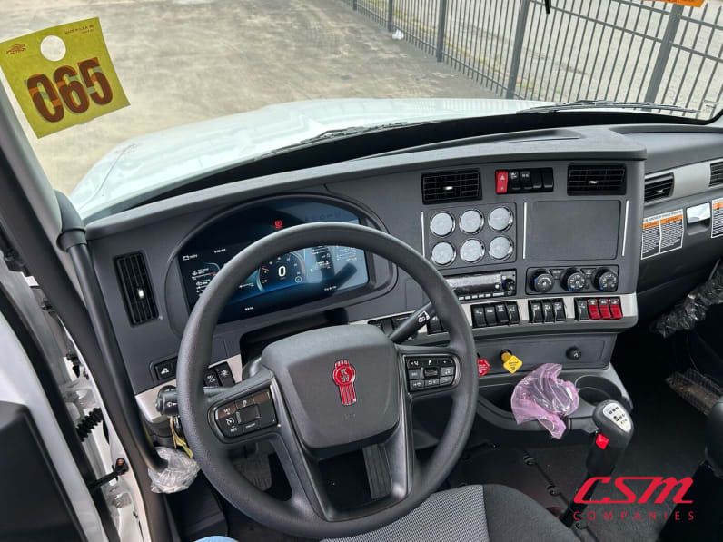 Interior radio and navigation system for this 2026 Kenworth T880 (Stock number: TJ212210)Weeee