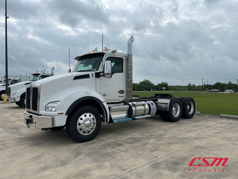 Exterior front drivers side for this 2026 Kenworth T880 (Stock number: TJ212211)