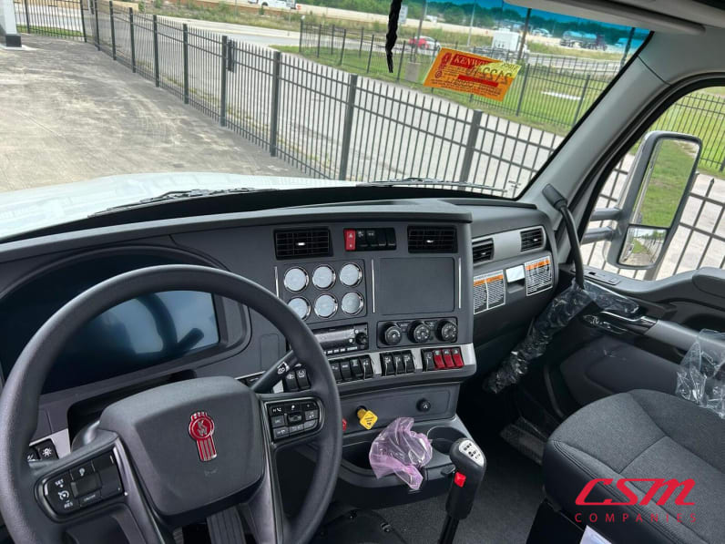 Interior cockpit for this 2026 Kenworth T880 (Stock number: TJ212211)Weeee