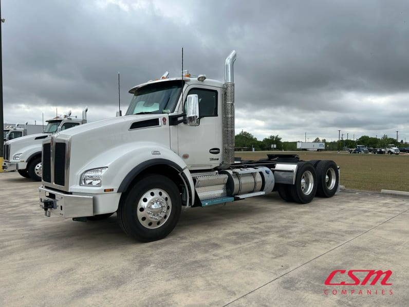 Exterior front drivers side for this 2026 Kenworth T880 (Stock number: TJ212212)