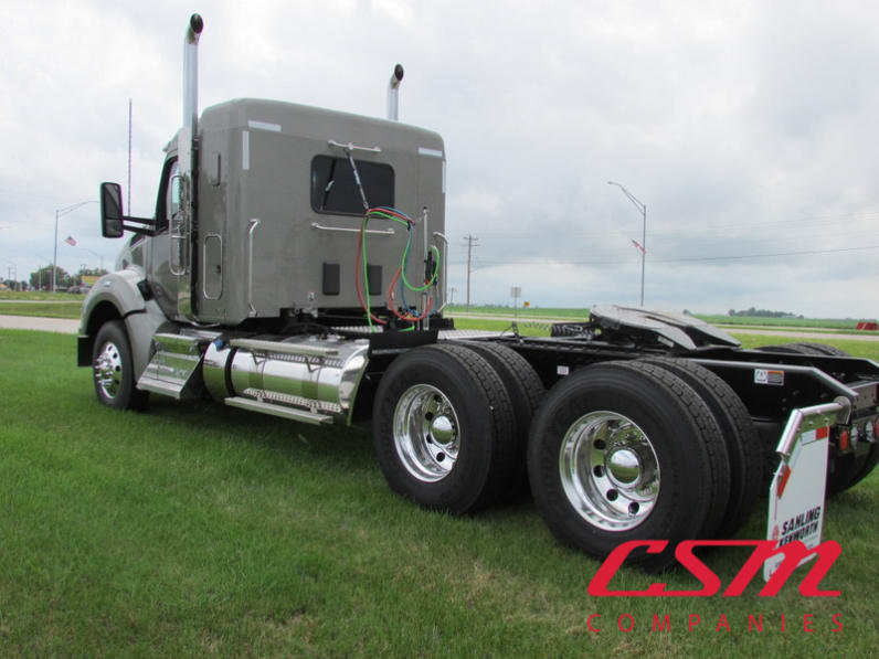 Exterior rear driver side for this 2026 Kenworth T880 (Stock number: TJ215978)