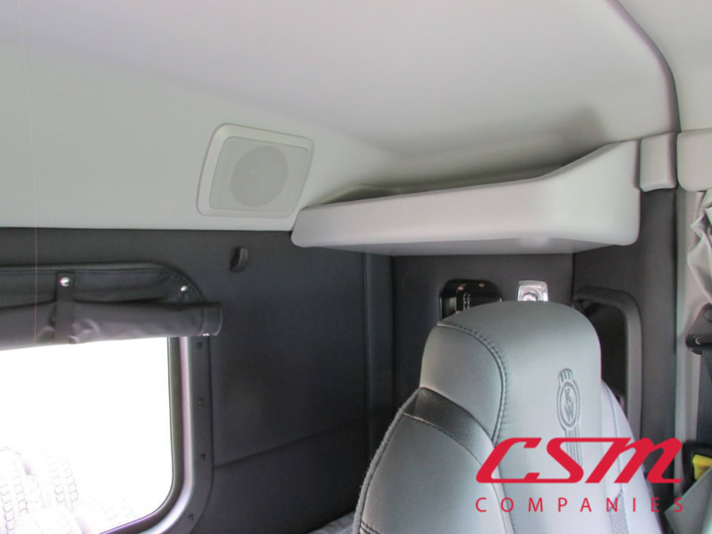 Interior driver side sleeper for this 2026 Kenworth T880 (Stock number: TJ215978)