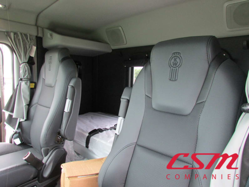 Interior seats for this 2026 Kenworth T880 (Stock number: TJ215978)