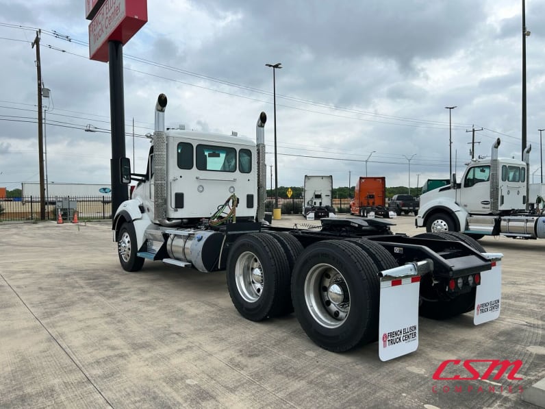 Exterior rear driver side for this 2026 Kenworth T880 (Stock number: TJ216006)
